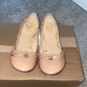 VINCE CAMUTO LEATHER BALLERINA SLIP ON FLATS